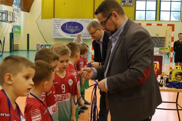 Ambitne starcia młodych piłkarzy (zdjęcia, wideo)