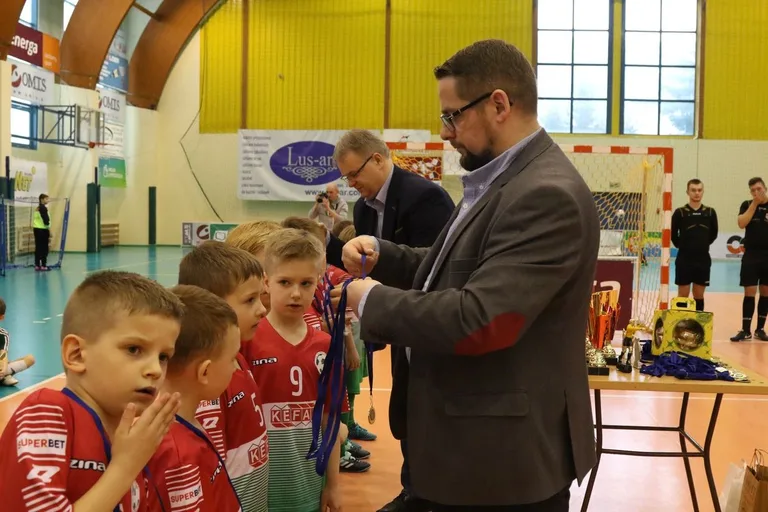 Ambitne starcia młodych piłkarzy (zdjęcia, wideo)