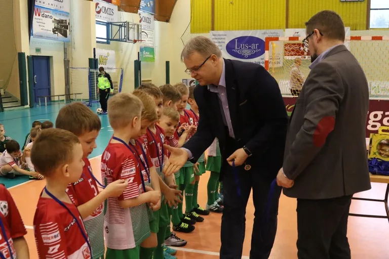 Ambitne starcia młodych piłkarzy (zdjęcia, wideo)