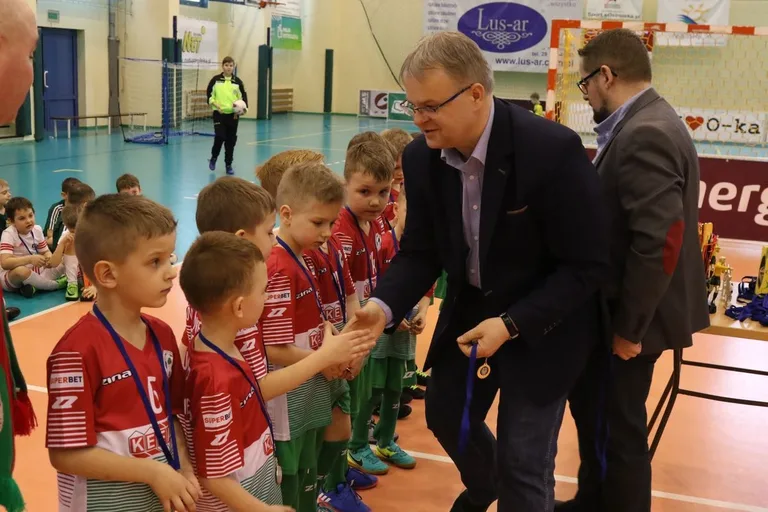 Ambitne starcia młodych piłkarzy (zdjęcia, wideo)