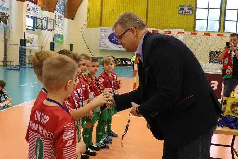 Ambitne starcia młodych piłkarzy (zdjęcia, wideo)