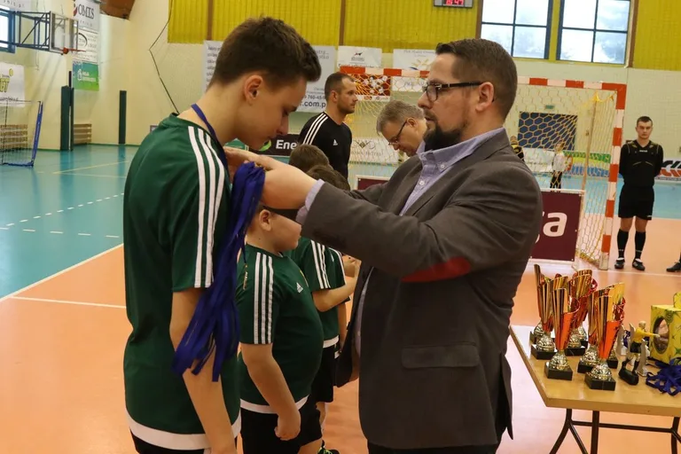 Ambitne starcia młodych piłkarzy (zdjęcia, wideo)