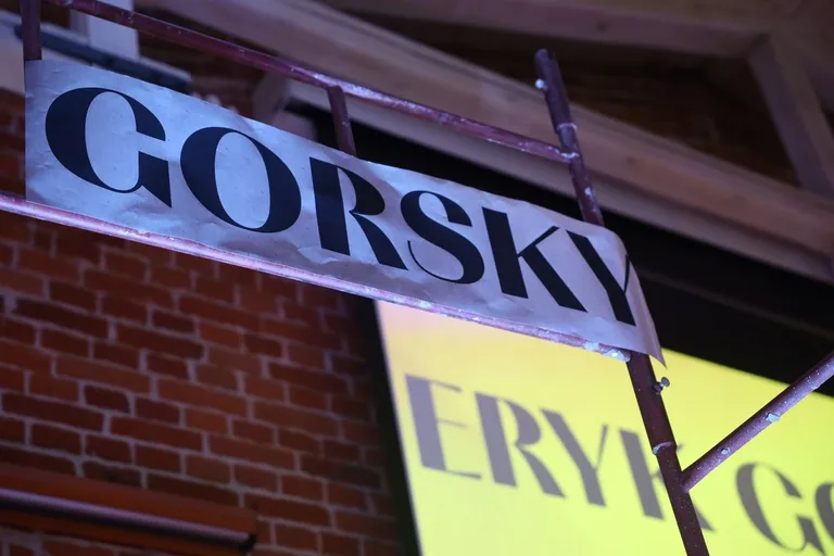"Z plamy powstałeś" - opowieść o człowieku i paradoksach codzienności (zdjęcia)