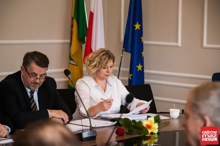 Sesja rady powiatu z kwiatami w tle (zdjęcia, wideo)