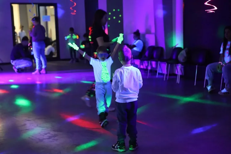 Szaleństwo kolorów i świateł. Fluo Bal w Starej Elektrowni (zdjęcia)
