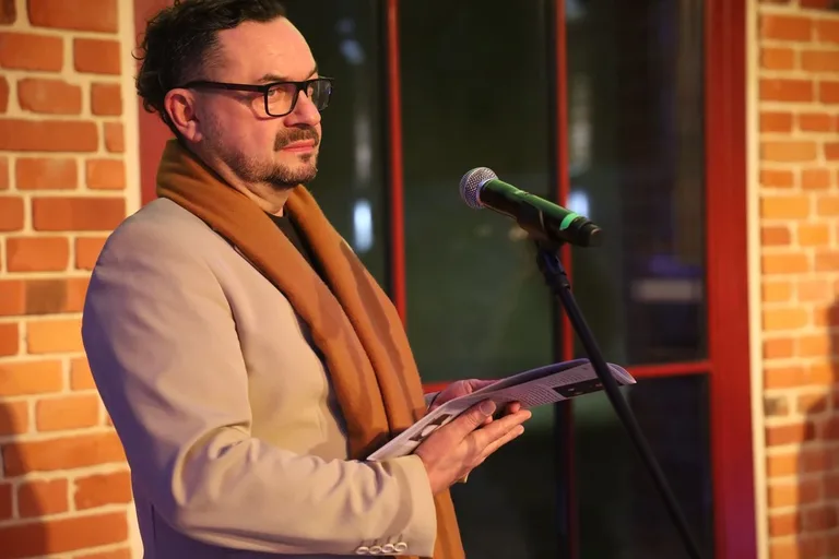 "Z plamy powstałeś" - opowieść o człowieku i paradoksach codzienności (zdjęcia)