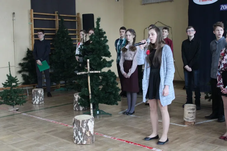Uczniowie "jedynki" nie zapomnieli o żołnierzach wyklętych (zdjęcia)