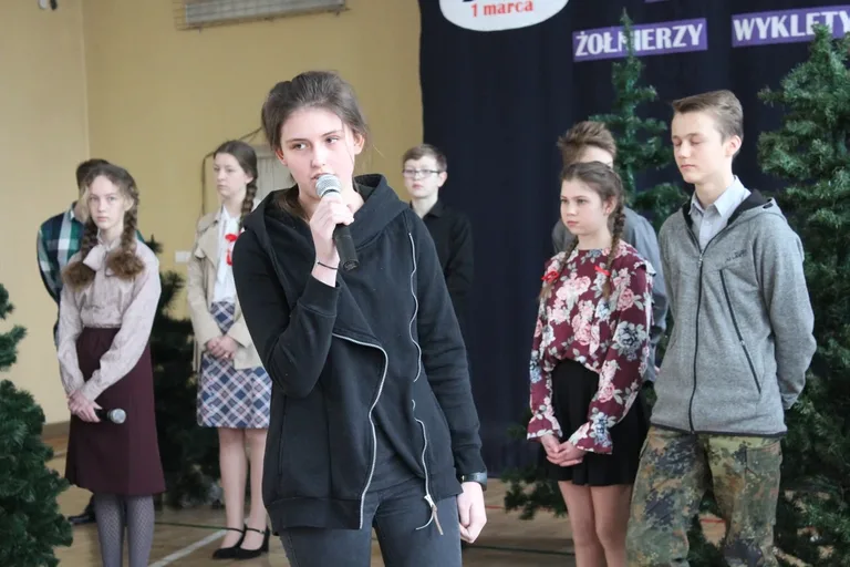 Uczniowie "jedynki" nie zapomnieli o żołnierzach wyklętych (zdjęcia)