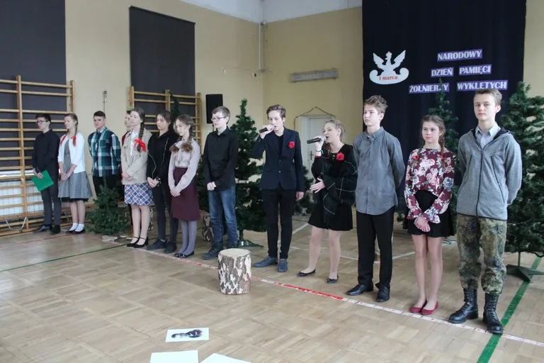 Uczniowie "jedynki" nie zapomnieli o żołnierzach wyklętych (zdjęcia)