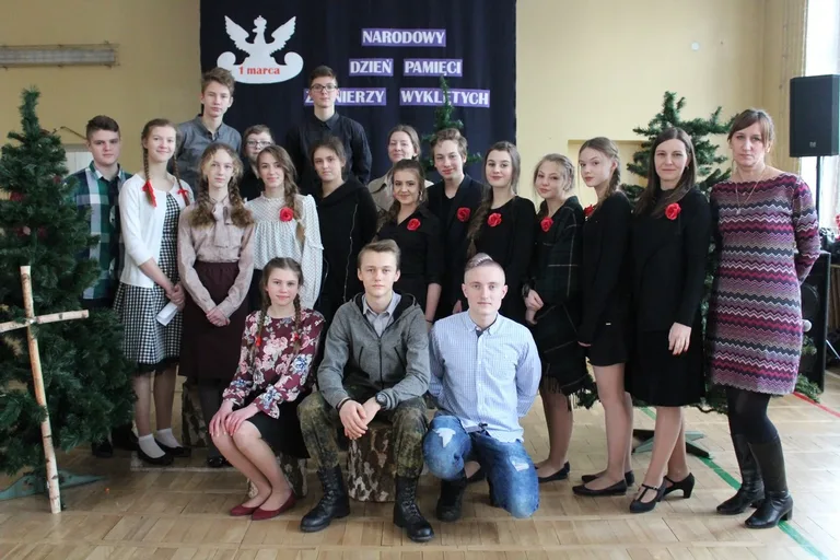 Uczniowie "jedynki" nie zapomnieli o żołnierzach wyklętych (zdjęcia)