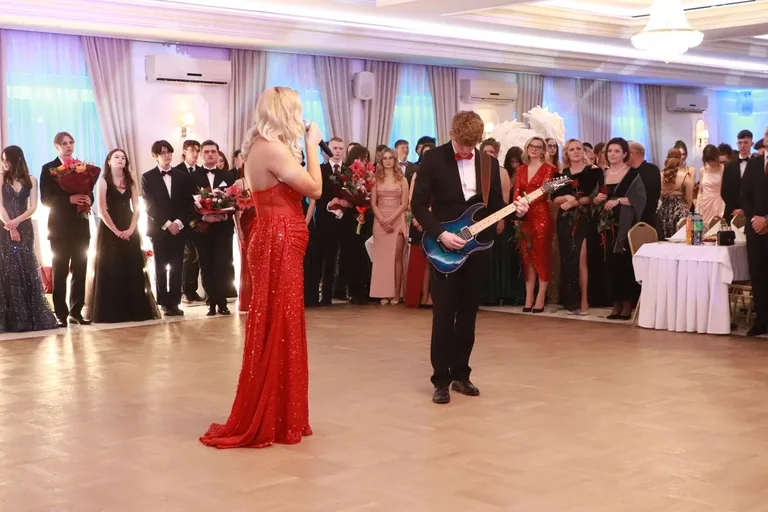 Bal jak z bajki! Studniówka LO im. M. Kopernika w Ostrowi Mazowieckiej (zdjęcia, wideo)