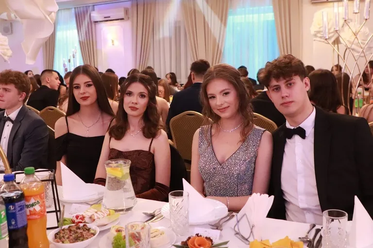 Bal jak z bajki! Studniówka LO im. M. Kopernika w Ostrowi Mazowieckiej (zdjęcia, wideo)