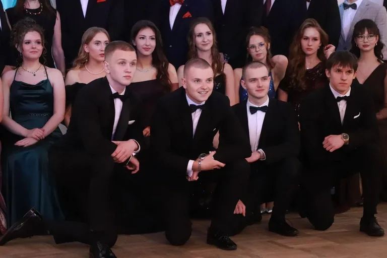 Bal jak z bajki! Studniówka LO im. M. Kopernika w Ostrowi Mazowieckiej (zdjęcia, wideo)