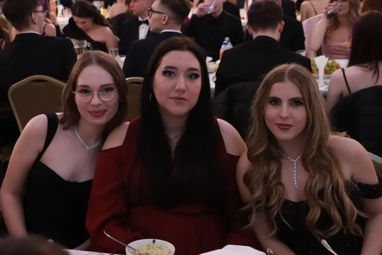 Bal jak z bajki! Studniówka LO im. M. Kopernika w Ostrowi Mazowieckiej (zdjęcia, wideo)