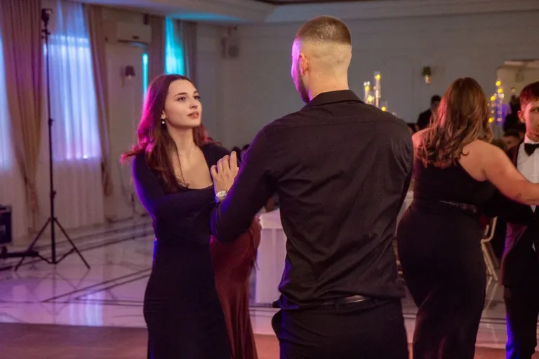 Sto dni do dorosłości. Przypominamy jak maturzyści "Rubinka" bawili się na studniówce (zdjęcia, wideo)