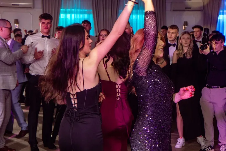 Sto dni do dorosłości. Przypominamy jak maturzyści "Rubinka" bawili się na studniówce (zdjęcia, wideo)