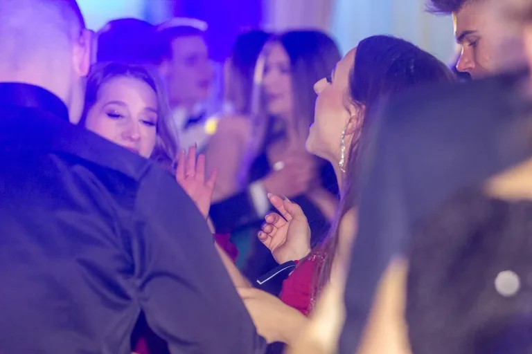Sto dni do dorosłości. Przypominamy jak maturzyści "Rubinka" bawili się na studniówce (zdjęcia, wideo)