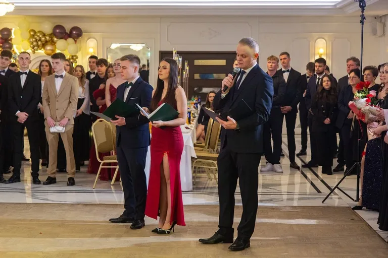 Sto dni do dorosłości. Przypominamy jak maturzyści "Rubinka" bawili się na studniówce (zdjęcia, wideo)