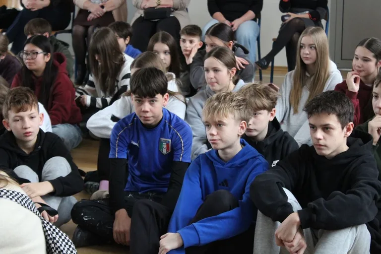Młodzież poznaje samorząd krok po kroku – tym razem głos należał do rówieśników (zdjęcia)
