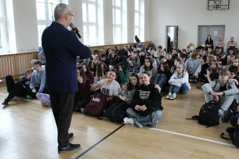 Młodzież poznaje samorząd krok po kroku – tym razem głos należał do rówieśników (zdjęcia)