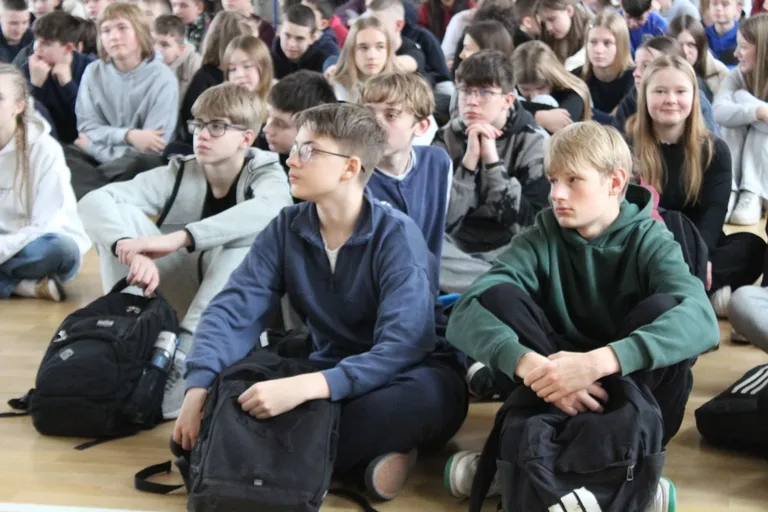 Młodzież poznaje samorząd krok po kroku – tym razem głos należał do rówieśników (zdjęcia)
