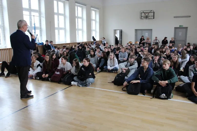 Młodzież poznaje samorząd krok po kroku – tym razem głos należał do rówieśników (zdjęcia)