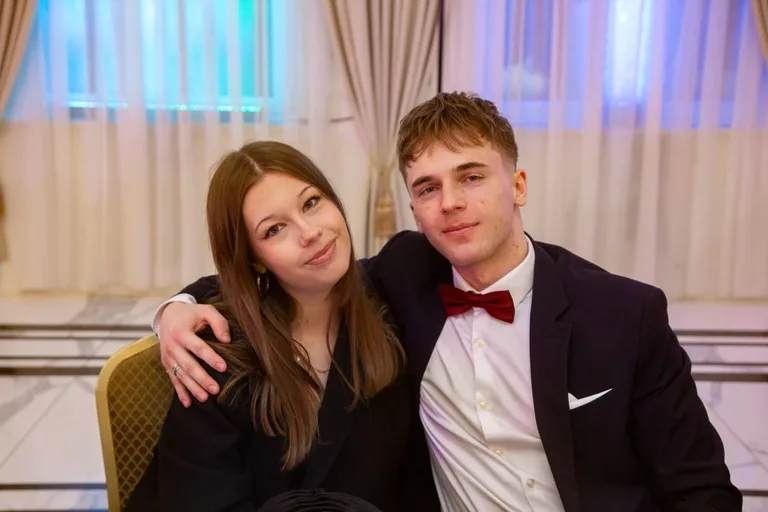 Sto dni do dorosłości. Przypominamy jak maturzyści "Rubinka" bawili się na studniówce (zdjęcia, wideo)