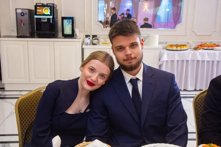 Sto dni do dorosłości. Przypominamy jak maturzyści "Rubinka" bawili się na studniówce (zdjęcia, wideo)