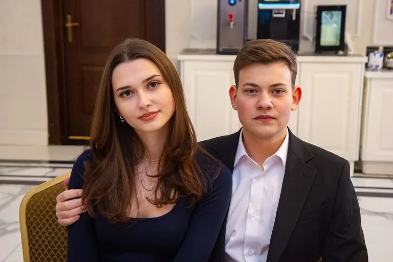 Sto dni do dorosłości. Przypominamy jak maturzyści "Rubinka" bawili się na studniówce (zdjęcia, wideo)