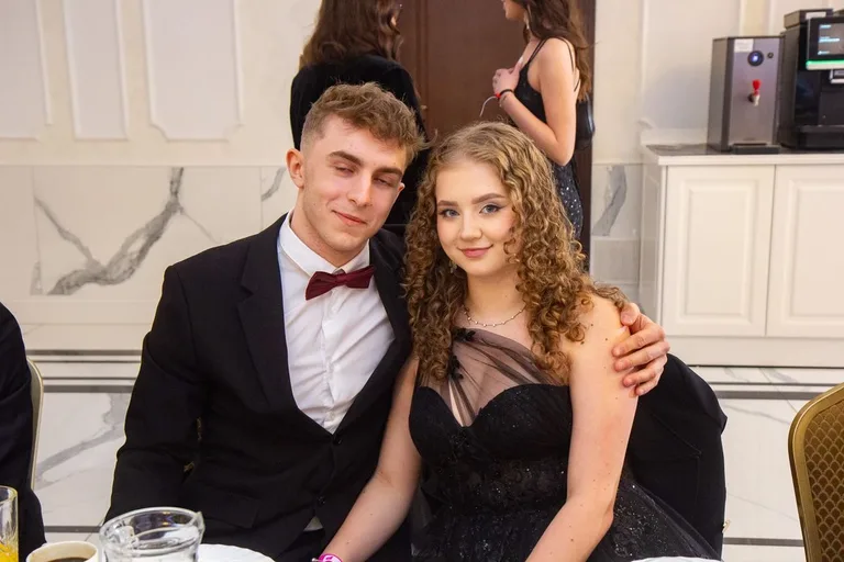 Sto dni do dorosłości. Przypominamy jak maturzyści "Rubinka" bawili się na studniówce (zdjęcia, wideo)