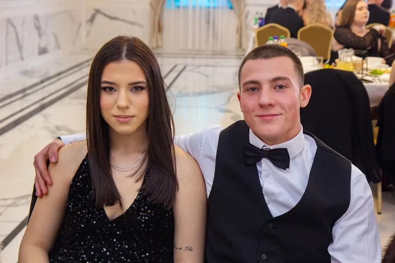Sto dni do dorosłości. Przypominamy jak maturzyści "Rubinka" bawili się na studniówce (zdjęcia, wideo)