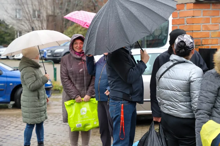 Ponad 200 choinek trafiło do mieszkańców Ostrowi! Ekologiczna akcja zakończona sukcesem! (zdjęcia)