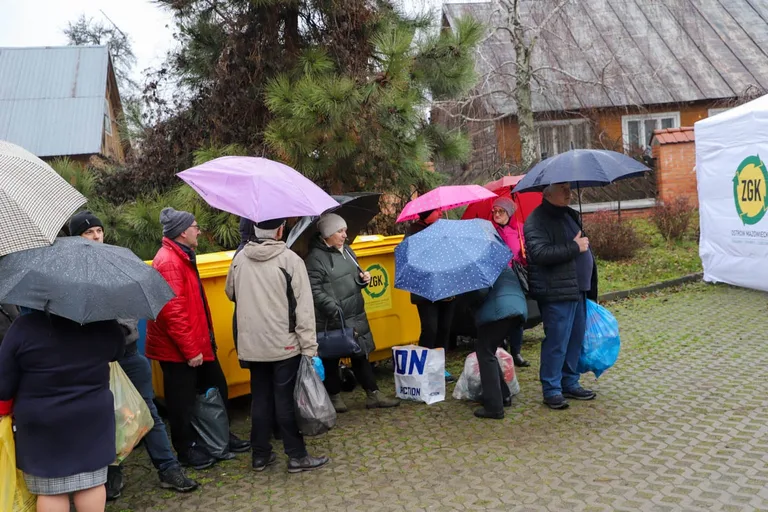 Ponad 200 choinek trafiło do mieszkańców Ostrowi! Ekologiczna akcja zakończona sukcesem! (zdjęcia)