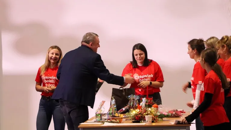 Szlachetna Paczka w Ostrowi Mazowieckiej. Emocjonalny finał pełen wdzięczności dla wolontariuszy i darczyńców (zdjęcia, wideo)