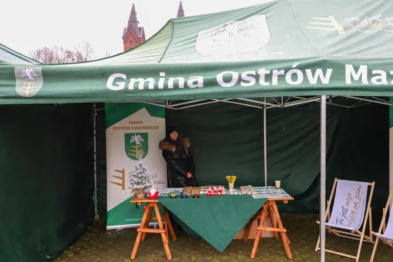 Ponad 200 choinek trafiło do mieszkańców Ostrowi! Ekologiczna akcja zakończona sukcesem! (zdjęcia)