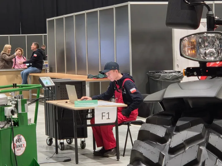 Młodzi mechanicy z Zespołu Szkół CKR w Starym Lubiejewie wśród najlepszych w prestiżowym konkursie SkillsPoland 2025 (zdjęcia)