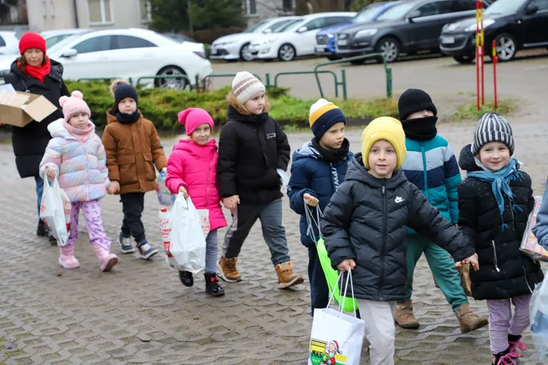 Ponad 200 choinek trafiło do mieszkańców Ostrowi! Ekologiczna akcja zakończona sukcesem! (zdjęcia)