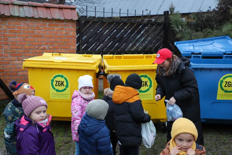 Ponad 200 choinek trafiło do mieszkańców Ostrowi! Ekologiczna akcja zakończona sukcesem! (zdjęcia)