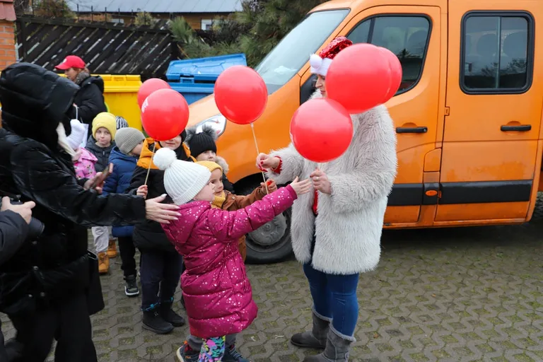 Ponad 200 choinek trafiło do mieszkańców Ostrowi! Ekologiczna akcja zakończona sukcesem! (zdjęcia)