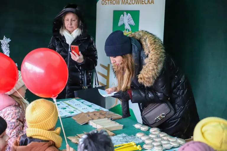 Ponad 200 choinek trafiło do mieszkańców Ostrowi! Ekologiczna akcja zakończona sukcesem! (zdjęcia)