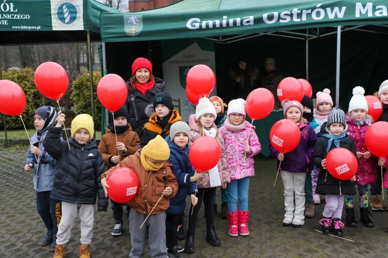 Ponad 200 choinek trafiło do mieszkańców Ostrowi! Ekologiczna akcja zakończona sukcesem! (zdjęcia)