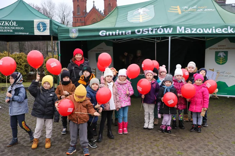 Ponad 200 choinek trafiło do mieszkańców Ostrowi! Ekologiczna akcja zakończona sukcesem! (zdjęcia)