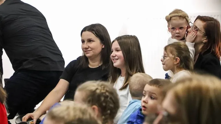 Zwierzęta na szkle i uśmiechy dzieci. Wernisaż wystawy w Starej Elektrowni (zdjęcia, wideo)