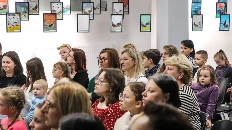 Zwierzęta na szkle i uśmiechy dzieci. Wernisaż wystawy w Starej Elektrowni (zdjęcia, wideo)