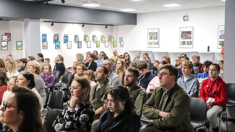 Zwierzęta na szkle i uśmiechy dzieci. Wernisaż wystawy w Starej Elektrowni (zdjęcia, wideo)