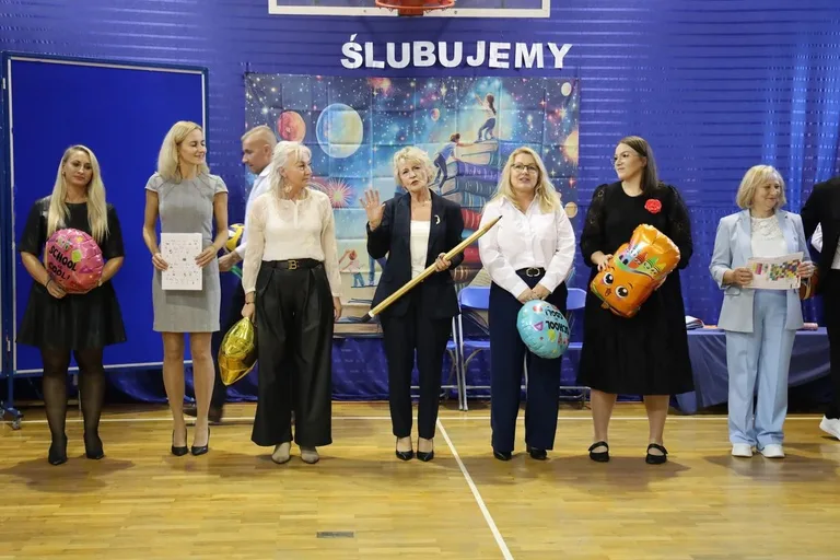Były łzy wzruszenia i głośne brawa. Pierwszoklasiści z "Dwójki" oficjalnie zostali uczniami (zdjęcia)