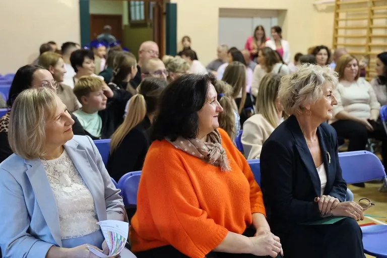 Były łzy wzruszenia i głośne brawa. Pierwszoklasiści z "Dwójki" oficjalnie zostali uczniami (zdjęcia)