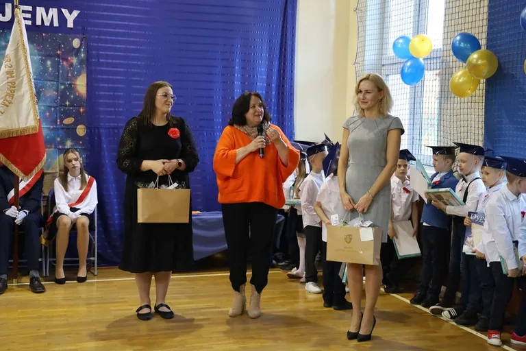 Były łzy wzruszenia i głośne brawa. Pierwszoklasiści z "Dwójki" oficjalnie zostali uczniami (zdjęcia)