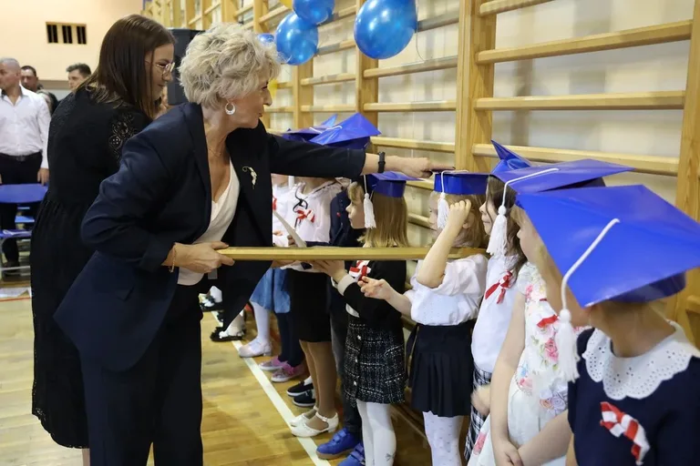 Były łzy wzruszenia i głośne brawa. Pierwszoklasiści z "Dwójki" oficjalnie zostali uczniami (zdjęcia)