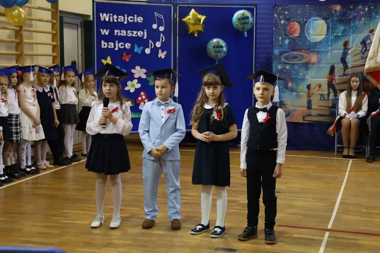 Były łzy wzruszenia i głośne brawa. Pierwszoklasiści z "Dwójki" oficjalnie zostali uczniami (zdjęcia)